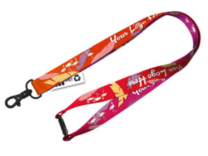 Lanyard promozionale colorato in rPET con stampa full-color resistente allo sbiadimento e moschettone nero, ideale per il branding sostenibile. Parte della collezione AMGS Group.
