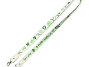 Weißes Schlüsselband aus wasserfestem Papier mit zwei Karabinern und vollflächigem Logodruck – stabiles Werbegeschenk von AMGS GROUP.
