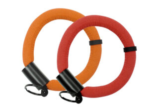 Zwei Schaumstoff-Armbänder – eines in Rot, das andere in Orange. Kurzes, schwimmfähiges Armband mit Logo. Am Handgelenk getragen. Personalisiert. Erhältlich bei AMGS Group.
