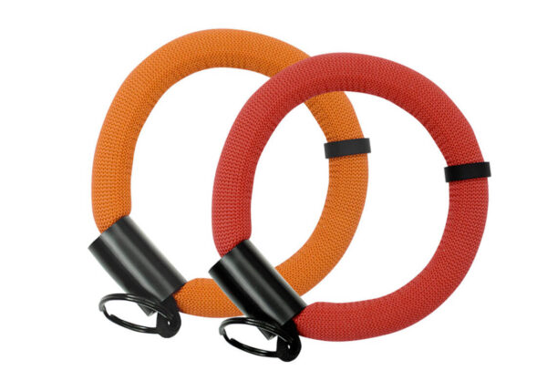 Zwei Schaumstoff-Armbänder – eines in Rot, das andere in Orange. Kurzes, schwimmfähiges Armband mit Logo. Am Handgelenk getragen. Personalisiert. Erhältlich bei AMGS Group.