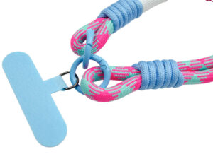 Cordino resistente in paracord intrecciato con supporto removibile per smartphone e fascetta con logo aziendale. Offerto da AMGS Group come accessorio pratico e brandizzabile.