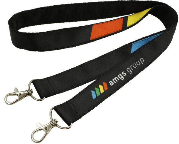 Schwarzer Doppel-Lanyard mit zwei Karabinern und farbigem amgs group Logo, ideal für eine stabile Ausweishalterung und effektives Branding. Erhältlich bei AMGS Group.