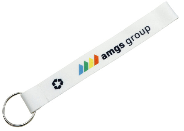 Weißer rpet schluesselanhaenger mit Recycling-Symbol und amgs group Logo, ideal für nachhaltiges Branding und als umweltfreundliches Werbegeschenk. Erhältlich bei AMGS Group.