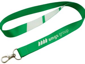 Waldgrüner Polyester-Lanyard mit markanten weißen Akzenten und Karabiner, ideal für ein frisches Corporate Design und Events. Erhältlich bei AMGS Group.