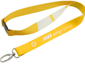 Lanyard giallo in rPET riciclato con sgancio di sicurezza e stampa sublimata del logo aziendale, dotato di gancio in metallo. Disponibile nella gamma AMGS Group.