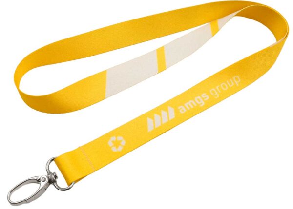 Lanyard personalizzato riciclabile con grafica durevole in sublimazione, simbolo dell’impegno ambientale del brand. Firmato AMGS Group.