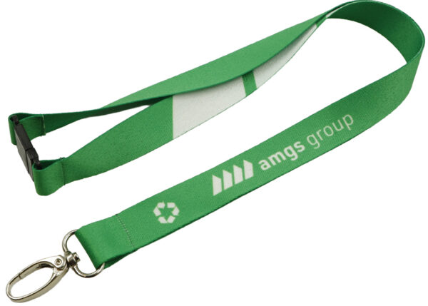 Lanyard verde in rPET riciclato con sgancio di sicurezza e stampa sublimata del logo aziendale, dotato di gancio in metallo. Disponibile nella gamma AMGS Group.